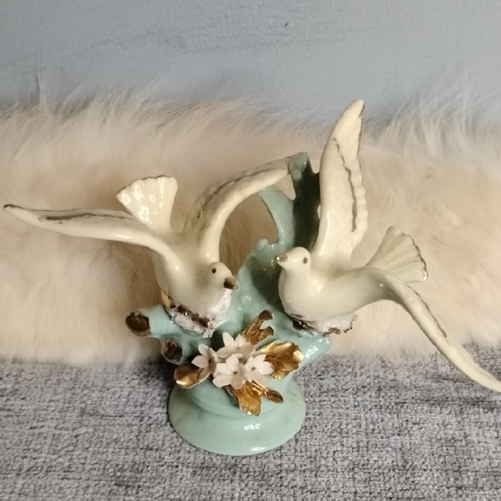 Capodimonte Wihte Ceramic Elegant Dove Figurine